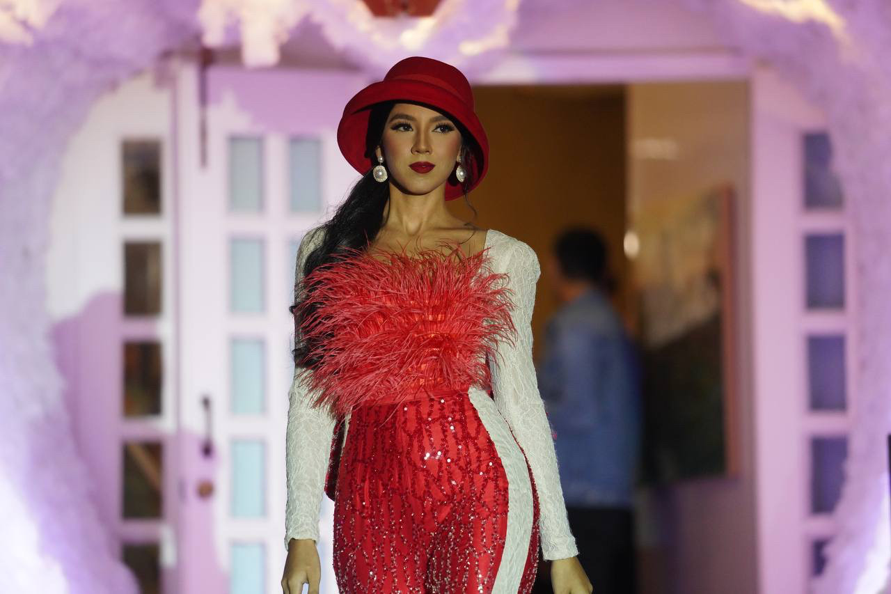 Rona merah menyerlahkan bahang diawal percintaan. - gambar Lady of Leisure