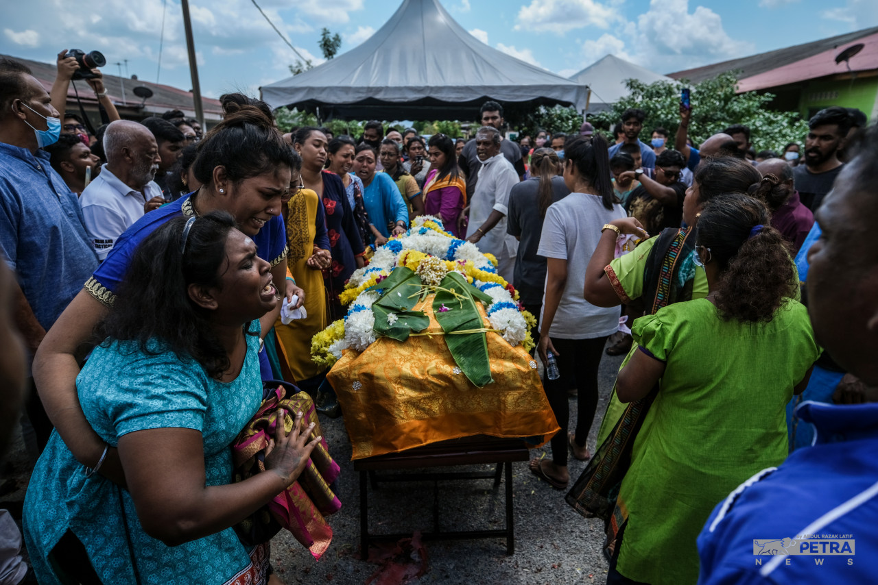 Keluarga Nagaentran Dharmalingam tidak dapat menahan kesedihan apabila mayatnya tiba di Tanjung Rambutan. - Gambar oleh Abdul Razak Latif