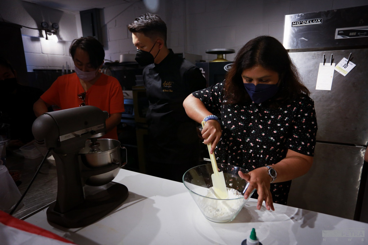 Edwin mengajar pengamal media kaedah menghasilkan macaron dan fatcaron. 