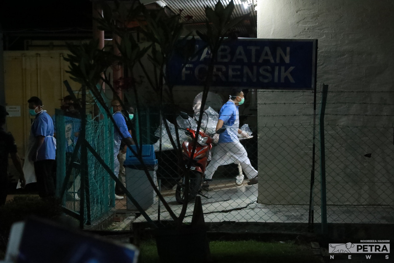 Mayat mangsa tragedi Beechcraft 390 (Premier 1) tiba di Jabatan Forensik Hospital Tengku Ampuan Rahimah, Klang, untuk urusan bedah siasat. gambar Nooreeza Hashim 
