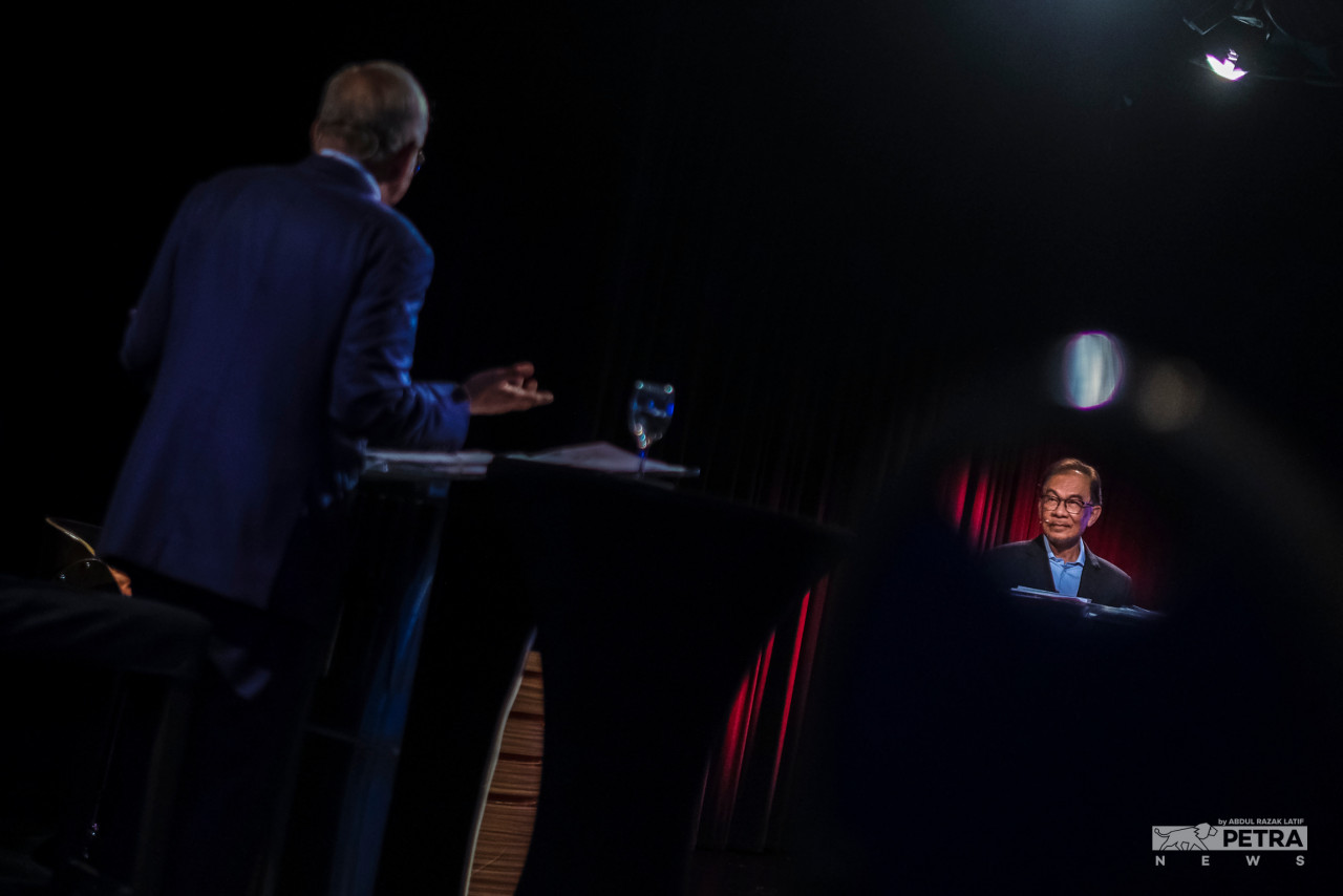 Debat Perdana antara Najib dan Anwar. - Gambar oleh Abdul Razak Latif