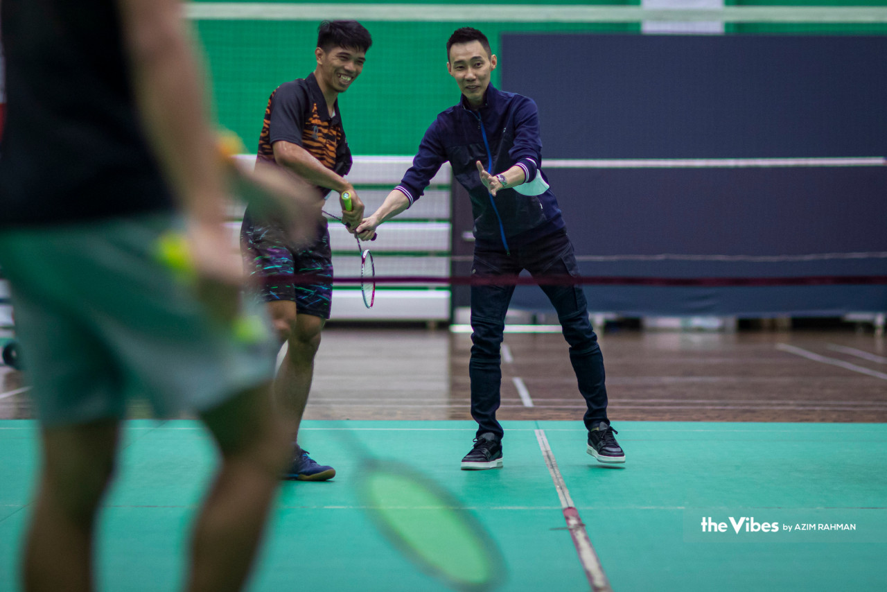 Lee Chong Wei menunjukkan teknik memukul bulu tangkis ketika hadir di Pusat Kecemerlangan Sukan Paralimpik Kg Pandan.