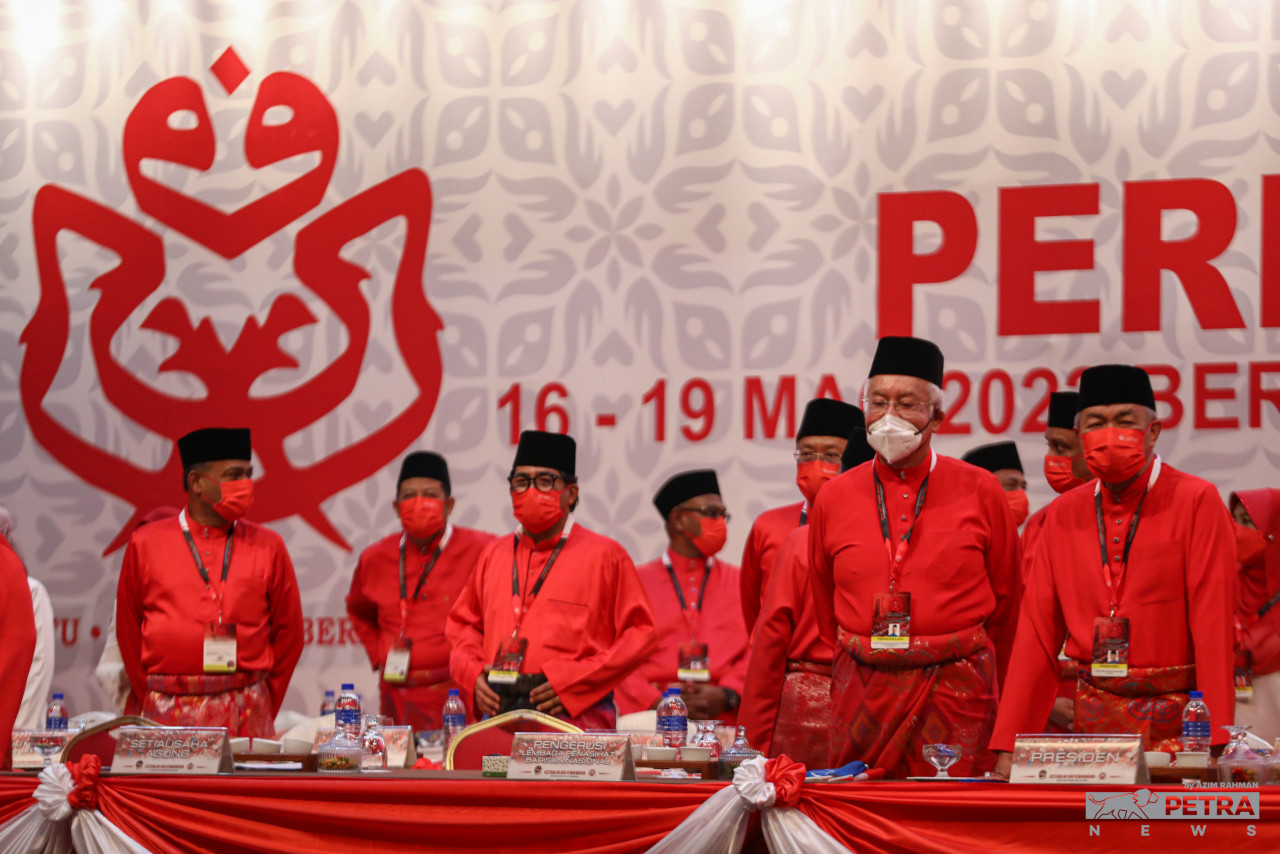 Najib (dua dari kanan) ketika hadir pada Perhimpunan Agung UMNO 2022. - Gambar fail
