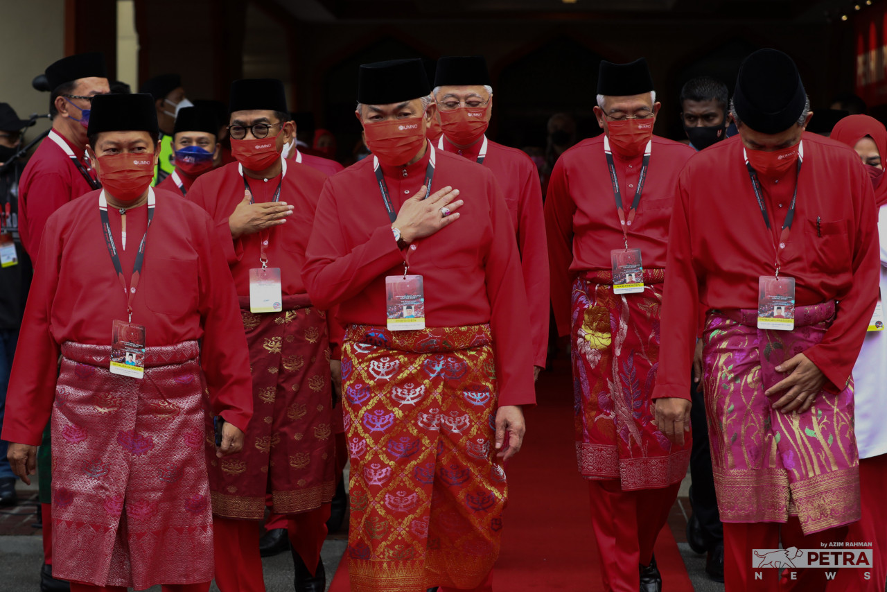 Ahmad Zahid tiba kira-kira jam 8 pagi bagi acara menaikkan bendera UMNO di Plaza Merdeka, WTC, pagi ini. - Gambar Azim Abd Rahman