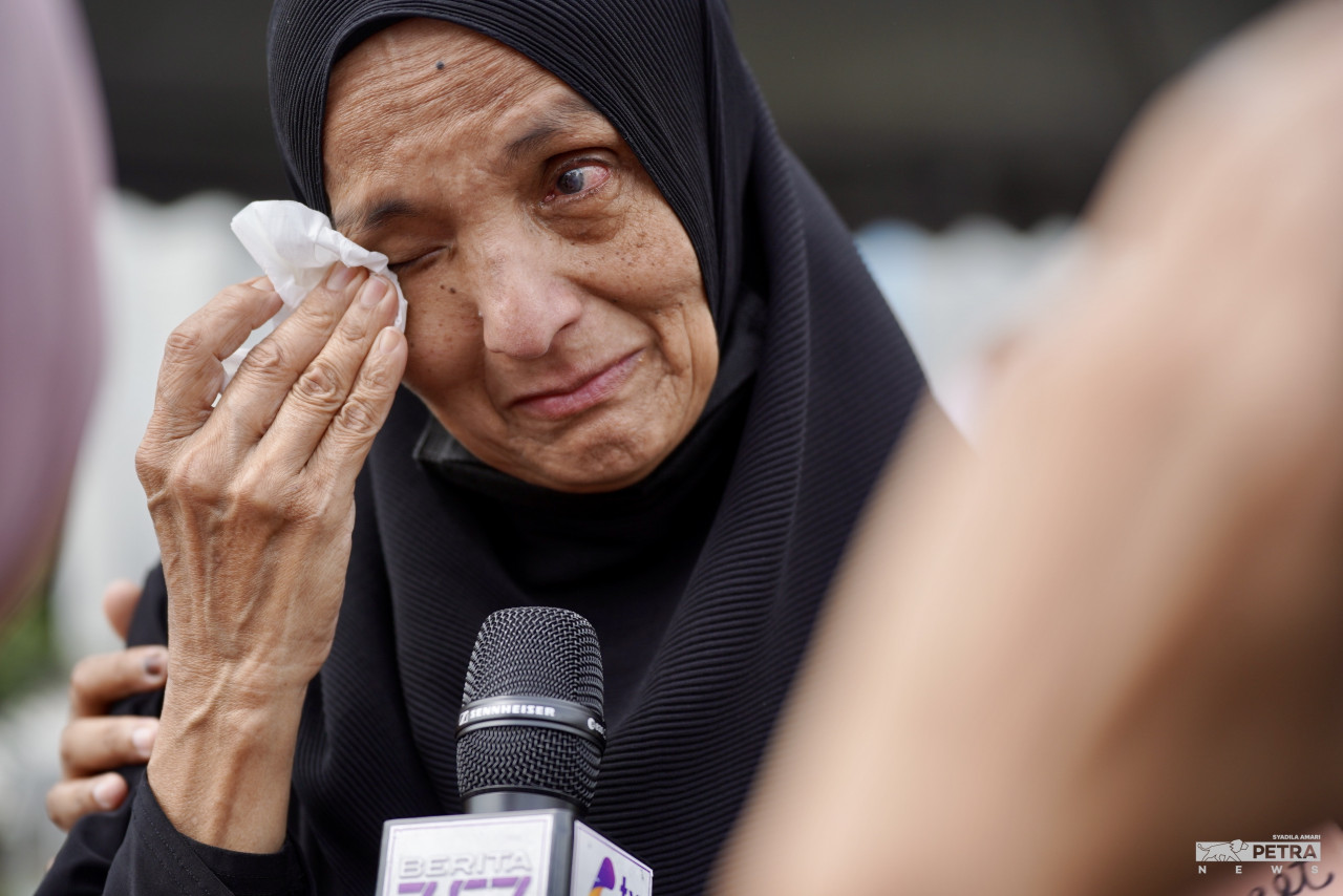 Ibu juruterbang pesawat Beechcraft 390 (Premier 1), Shahrul Kamal Roslan, Mahanum Ismail ketika ditemui media di pekarangan Hospital Tengku Ampuan Rahimah, Klang, hari ini. gambar Syadila Amari 