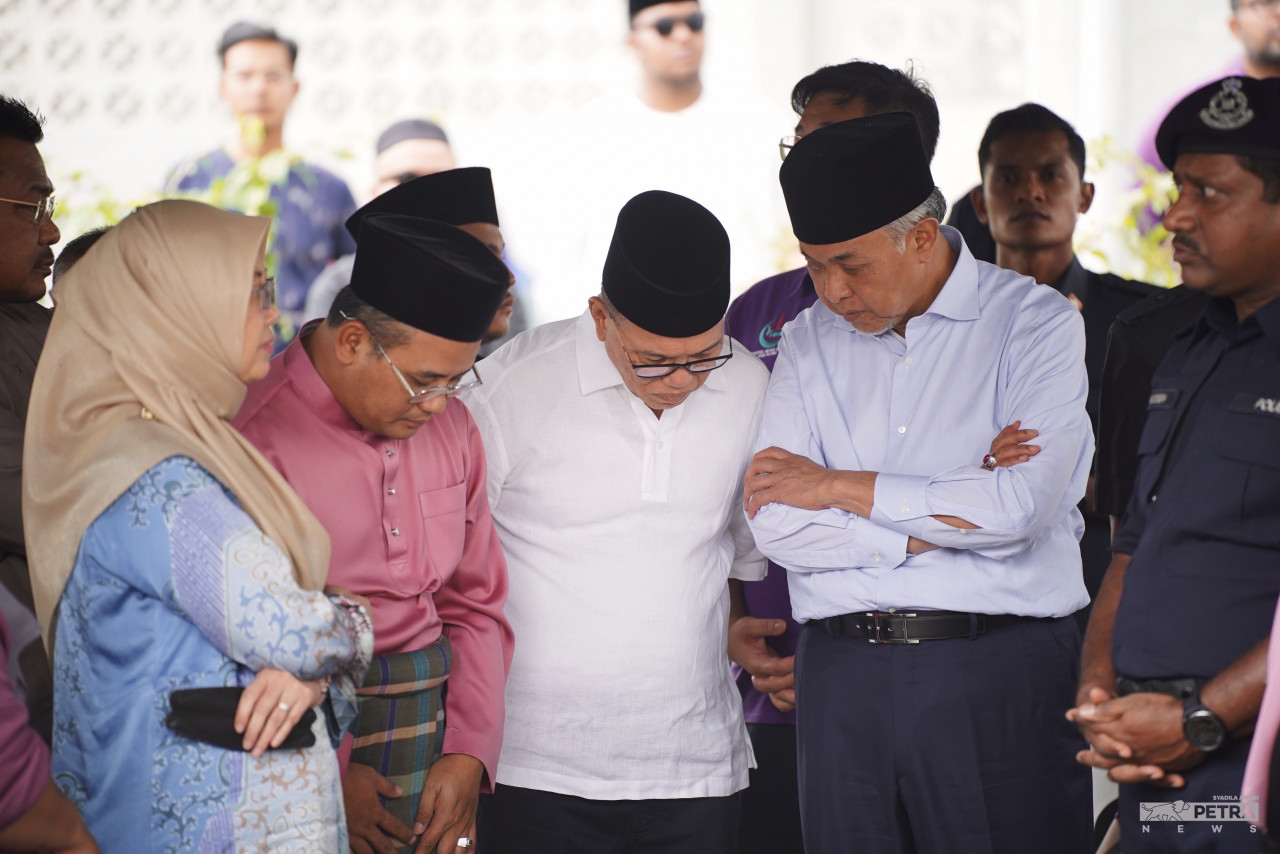 (Dari Kiri) Menteri Kesihatan, Dr Zaliha Mustafa; Menteri Besar Selangor, Datuk Seri Amirudin Shari; Menteri Besar Pahang, Datuk Seri Wan Rosdy Wan Ismail dan Timbalan Perdana Menteri, Datuk Seri Dr Ahmad Zahid Hamidi berbincang sesuatu selepas menziarahi keluarga mangsa tragedi pesawat Beechcraft 390 (Premier 1) di pekarangan Hospital Tengku Ampuan Rahimah, Klang, hari ini. gambar Syadila Amari