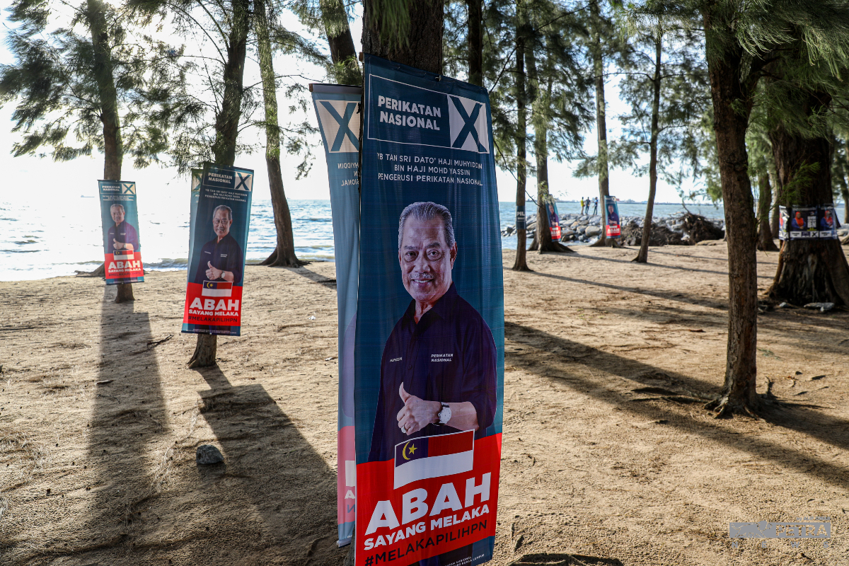 Poster yang memaparkan wajah Muhyiddin Yassin. - Gambar Alif Omar