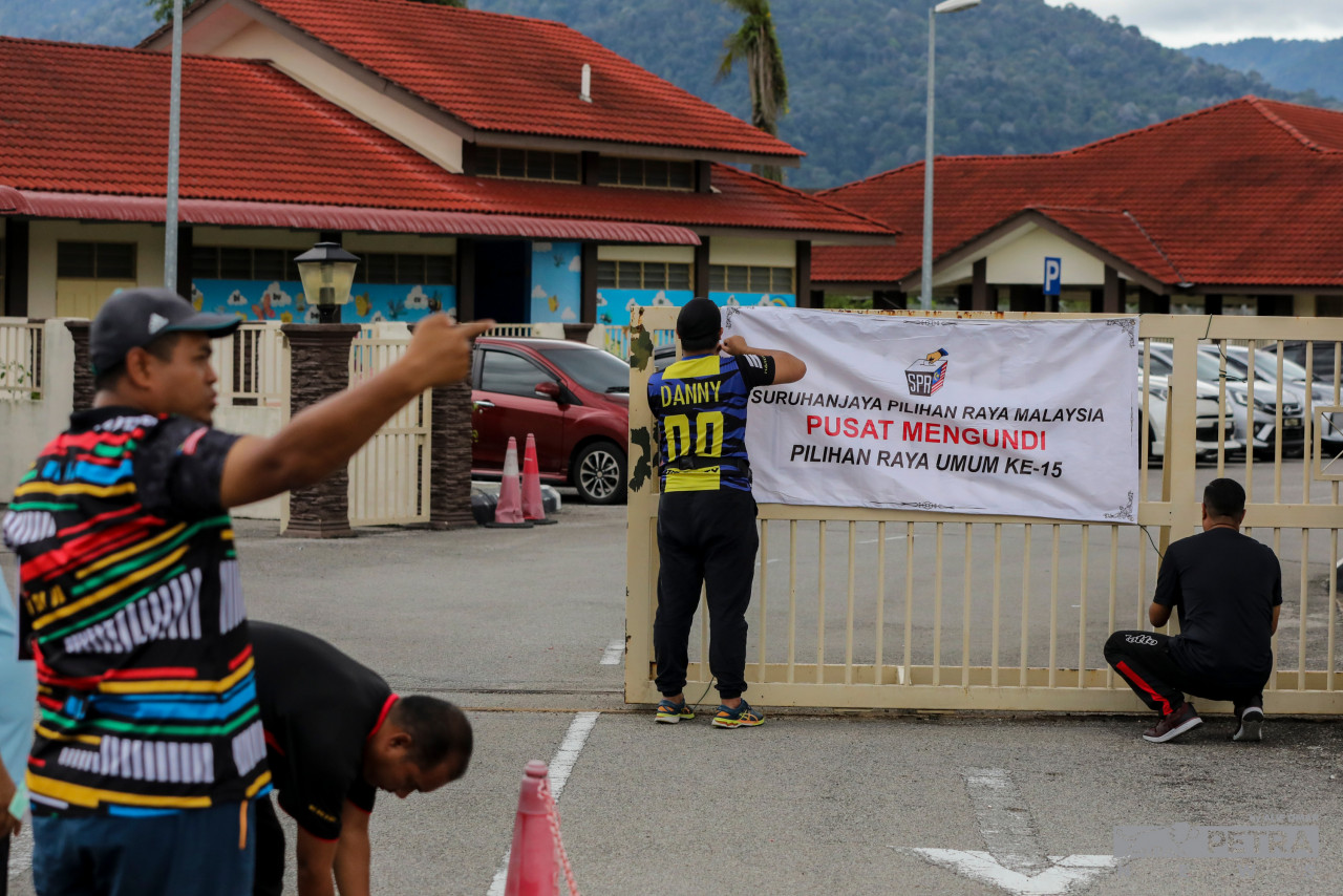 Pusat pengundian dibuka mulai 8 pagi hingga 6 petang di Semenanjung Malaysia dan 7.30 pagi hingga 5.30 petang bagi pengundi di Sabah, Sarawak dan Labuan.