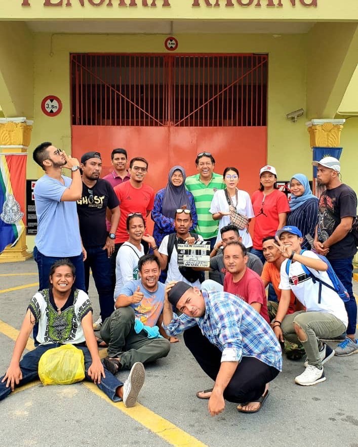 Rashid bersama kru dan pelakon Aku Bukan Malaikat ketika penggambaran pada Mei lalu.