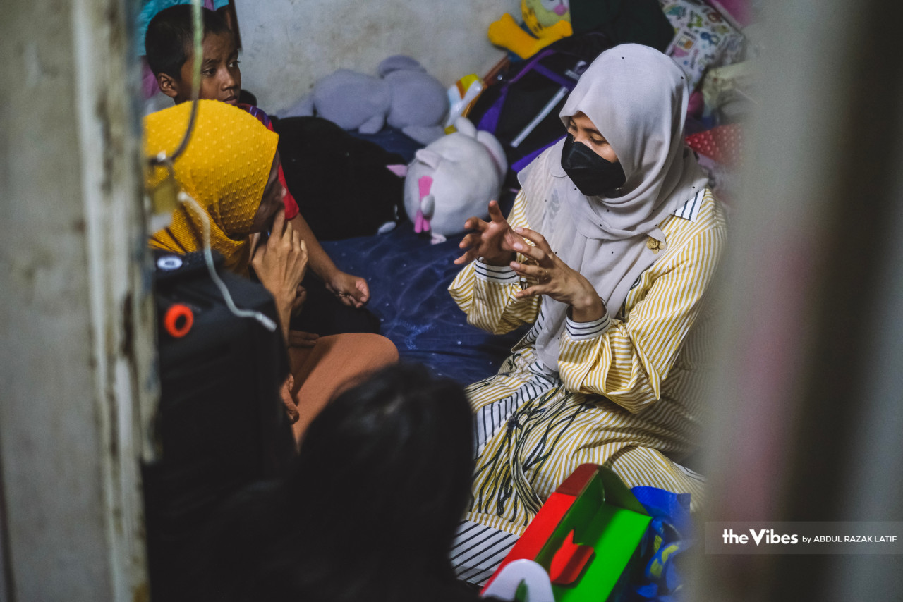 Nurul Izzah menyantuni penduduk dalam Program Girang Syawal Bersama Nurul Izzah di Chow Kit malam tadi.