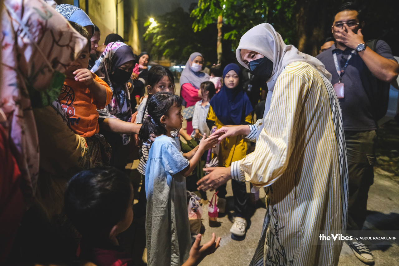 Nurul Izzah menyampaikan pek barangan keperluan asas kepada penduduk yang kurang berkemampuan di sekitar Chow Kit.