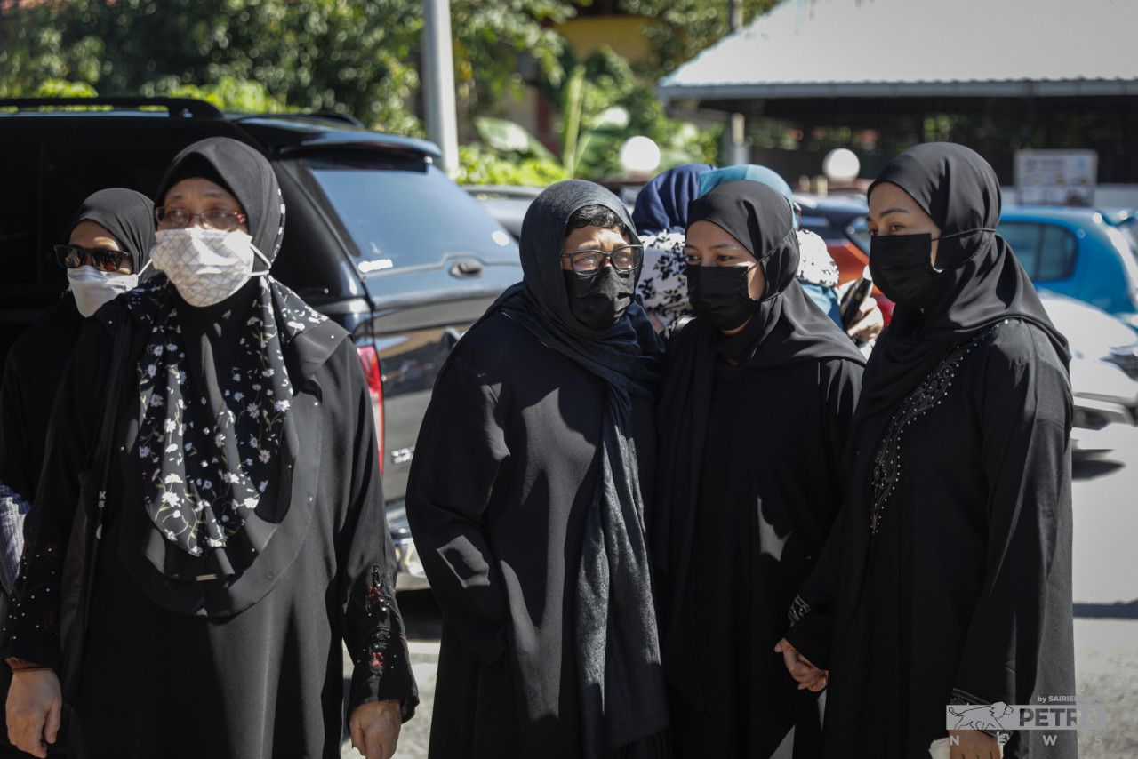 Antara yang hadir pada pengebumian Allahyarham Adibah Noor - Gambar oleh Sairien Nafis