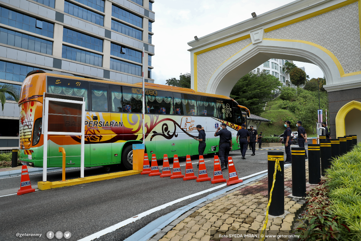 Sebuah bas yang membawa Ahli Parlimen UMNO tiba di Pintu 2 Istana Negara pada jam 10.35 pagi.