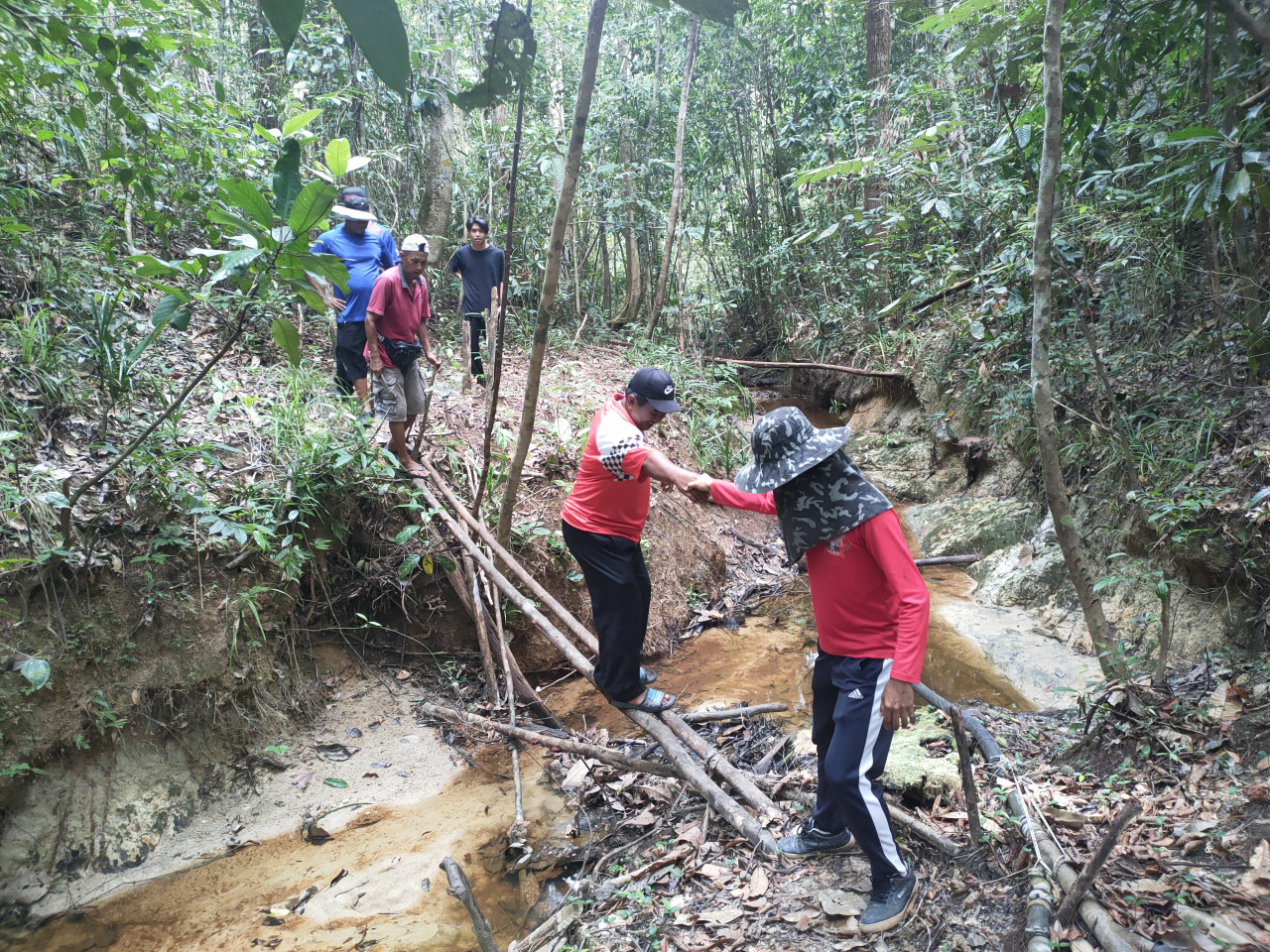 Penduduk kampung telah mengambil inisiatif sendiri untuk mencari sumber air semula jadi yang paling hampir dengan kampung mereka