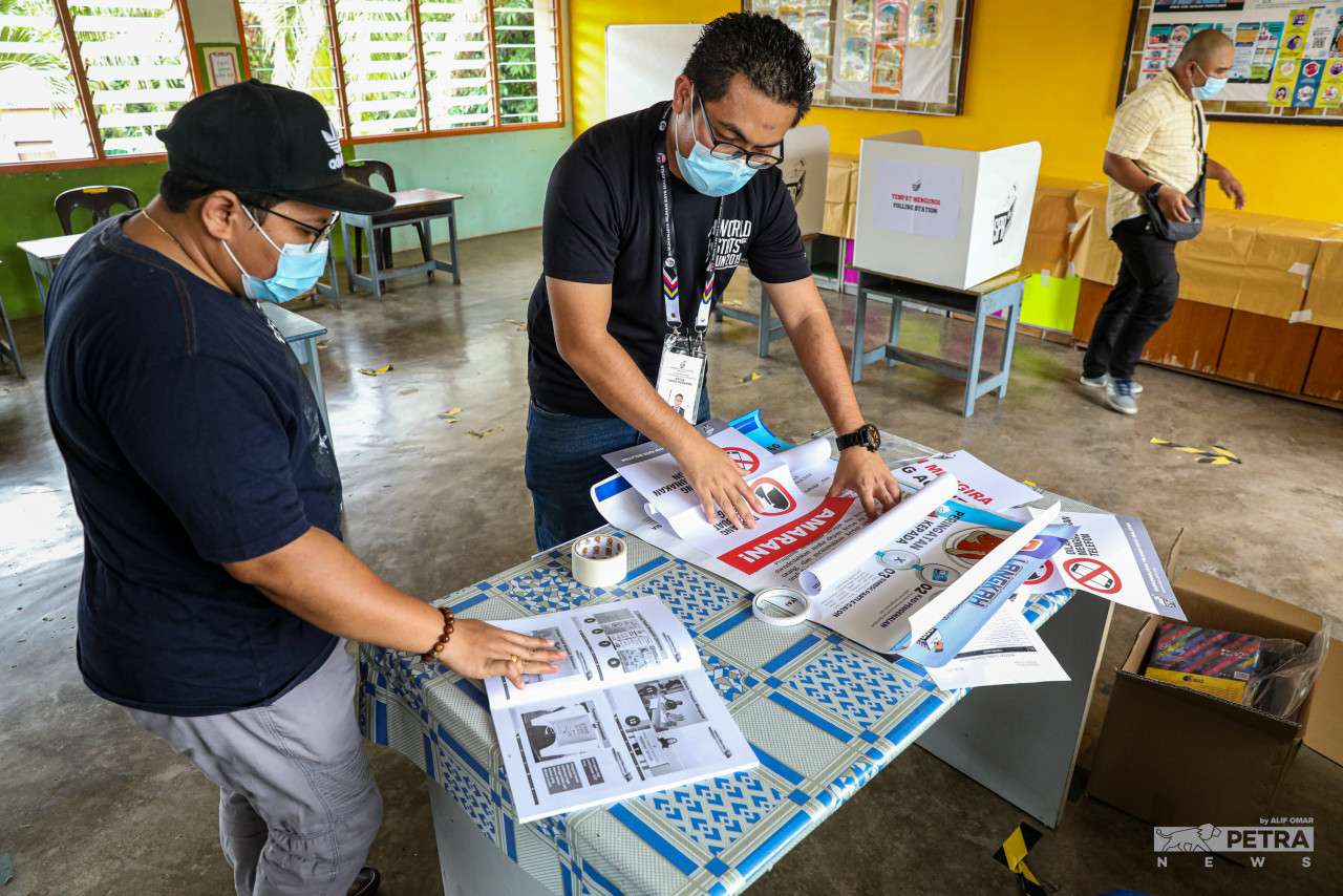 Petugas SPR membuat persiapan akhir menjelang PRN Melaka, esok. - Gambar Alif Omar