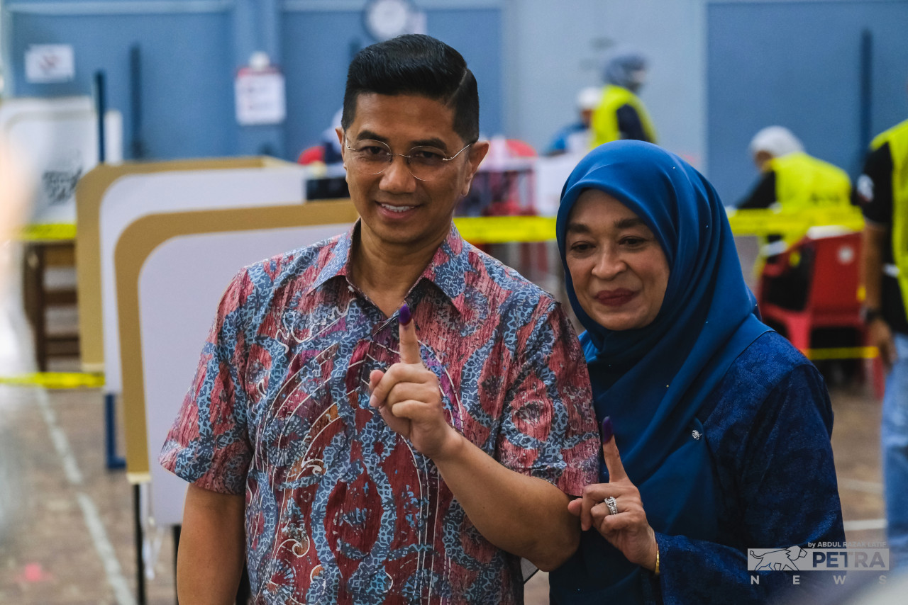 Azmin Ali dan isteri Shamsida Taharin selesai membuang undi di SK Klang Gate pagi ini. - Gambar oleh Abdul Razak Latif