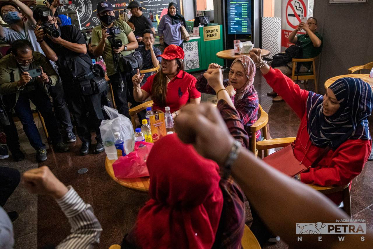 UMNO bahagian Bukit Bintang menyatakan bantahan terhadap Zahid Hamidi di Mesyuarat Majlis Kerja Tertinggi (MKT) UMNO, hari ini. - Gambar oleh Azim Rahman