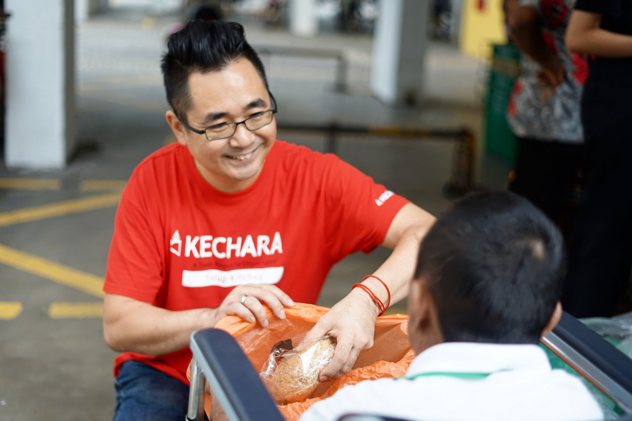Justin Cheah memerlukan ruang sekitar 10,000 kaki persegi untuk menampung keperluan masyarakat rentan yang telah meningkat sejak pandemik melanda negara. - Gambar oleh Kechara Soup Kitchen
