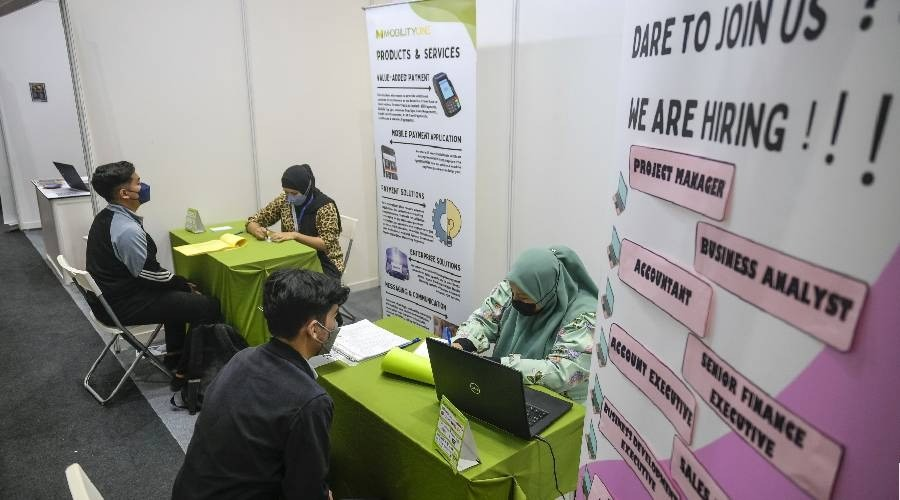 Ramai siswazah terkesan dengan kesukaran mendapatkan pekerjaan akibat Perintah Kawalan Pergerakan (PKP) yang dikuatkuasakan sejak Mac 2020 akibat pandemik COVID-19 pada tahun 2021.