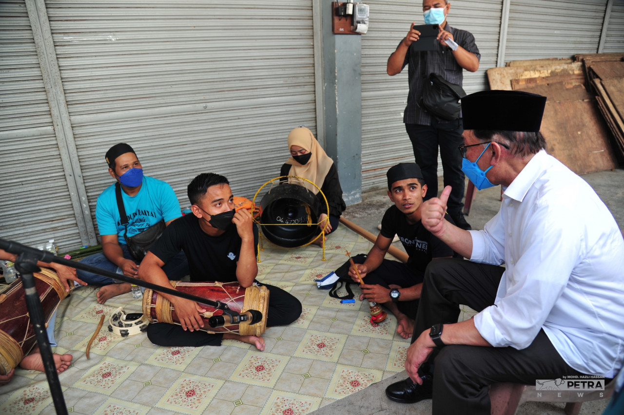 Anwar beramah mesra dengan pemain gendang silat pada Majlis Kenduri Rakyat Sempena Memperingati Demonstrasi Baling dan Kebangkitan Rakyat 1974 di Padang Awam Kampung Lalang, Mukim Siong, hari ini.