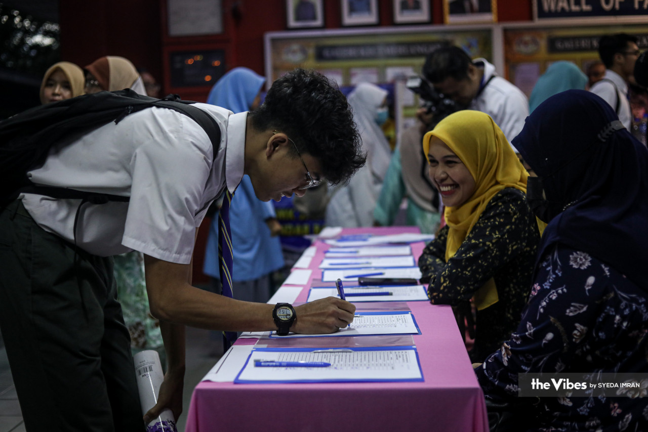 Suasana sebelum memasuki dewan peperiksaan di SMK Jalan Empat, Bandar Baru Bangi.