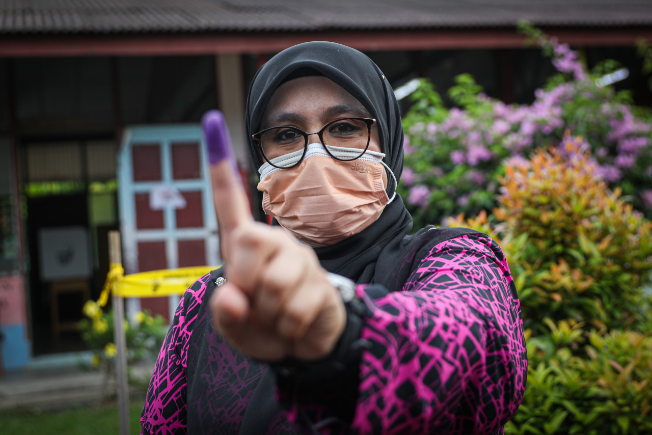 Datuk Mas Ermieyati Shamsudi selesai mengundi di SK Ramuan China Besar. - Gambar Syeda Imran 