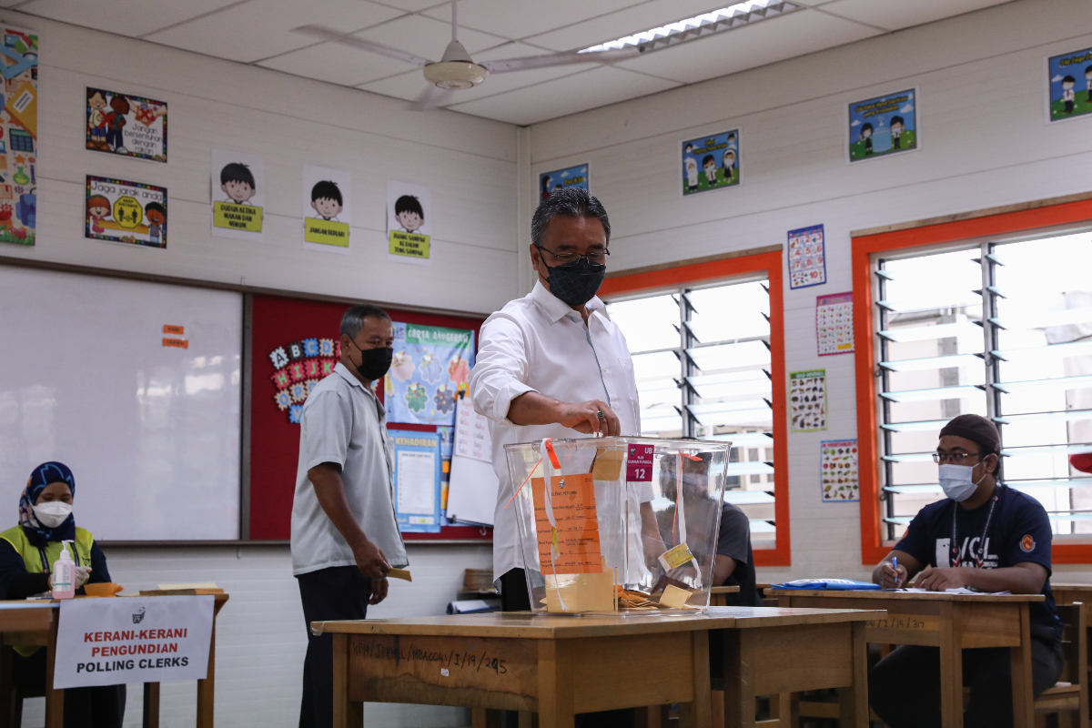 Calon PH Bukit Katil, Adli Zahari mengundi pada jam 8:25 pagi di Sekolah Kebangsaan Sungai Udang. - Gambar Alif Omar