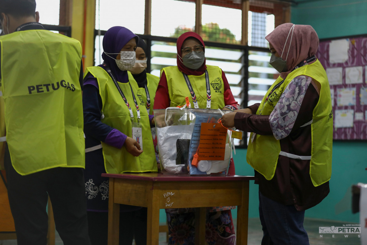 Ketibaan beg pengundian di saluran semasa di PDM di SK Durian Daun, Masjid Tanah - Azim Abd Rahman