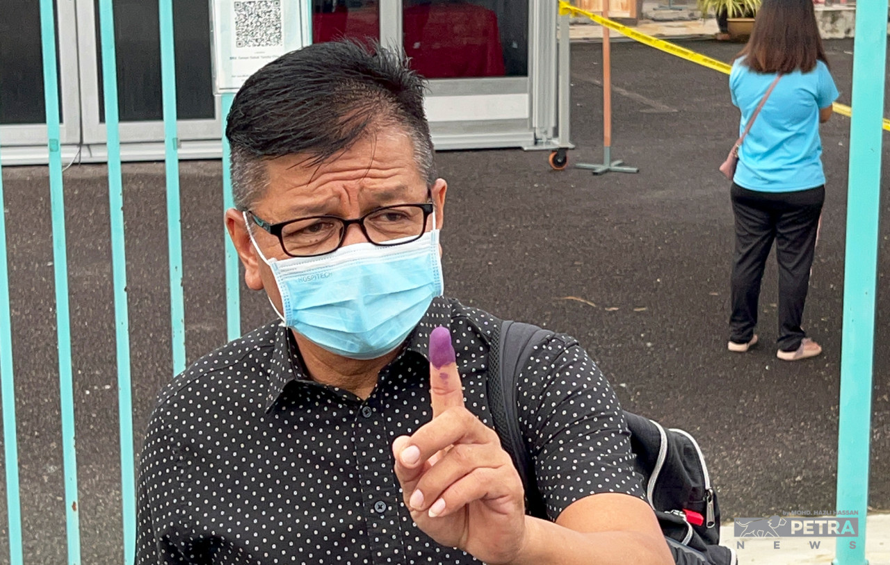 Calon Bebas, Datuk Norhizam Hassan Baktee selesai mengundi di PDM Taman Datuk Tamby Chik Karim. 
