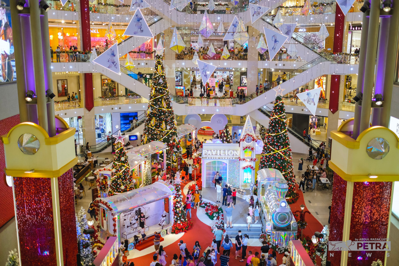 Hiasan menarik dan unik ditampilkan di pusat beli-belah bagi menyambut Krismas.