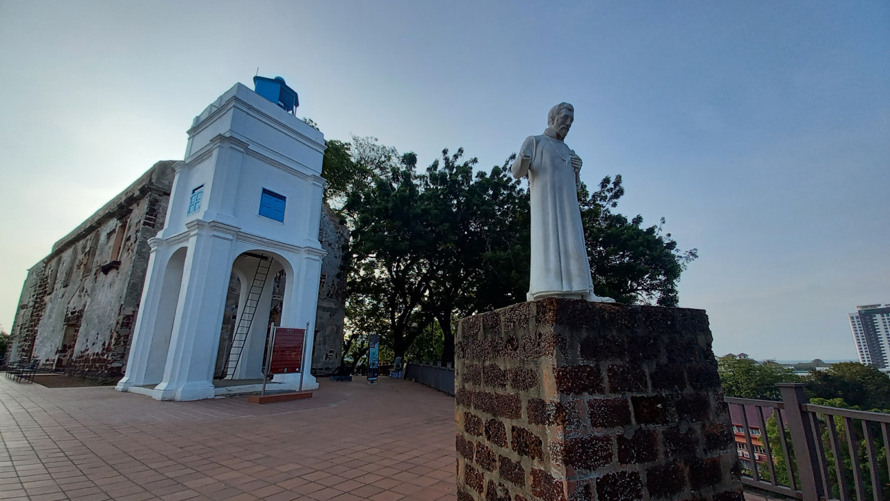 Patung St Paul di atas Bukit St Paul, titik utama Tapak Warisan Dunia UNESCO Melaka - Gambar oleh Himanshu Bhatt