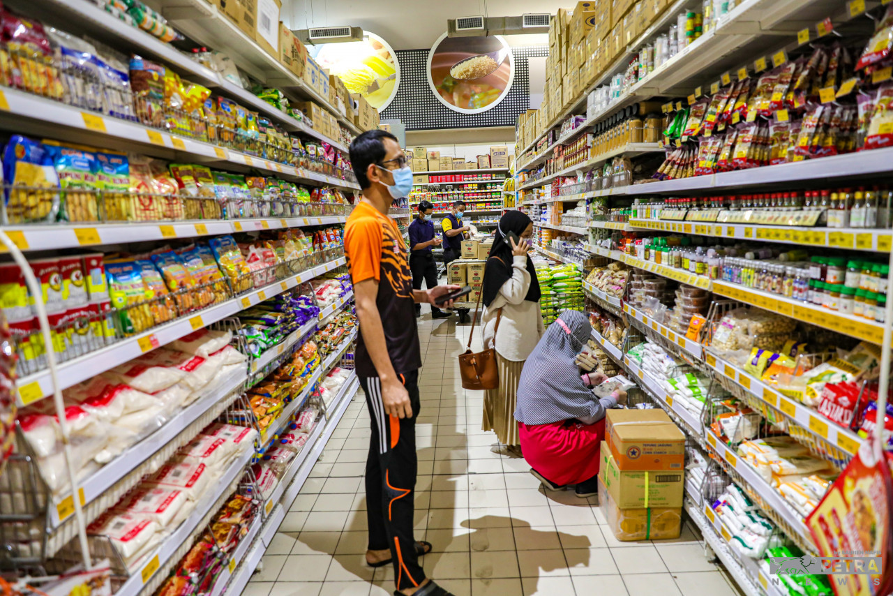 Amalan berjimat cermat dari aspek pembelian makanan menyaksikan ramai terpaksa melupakan apa sahaja produk yang mengatasi kemampuan mereka - Gambar Hiasan