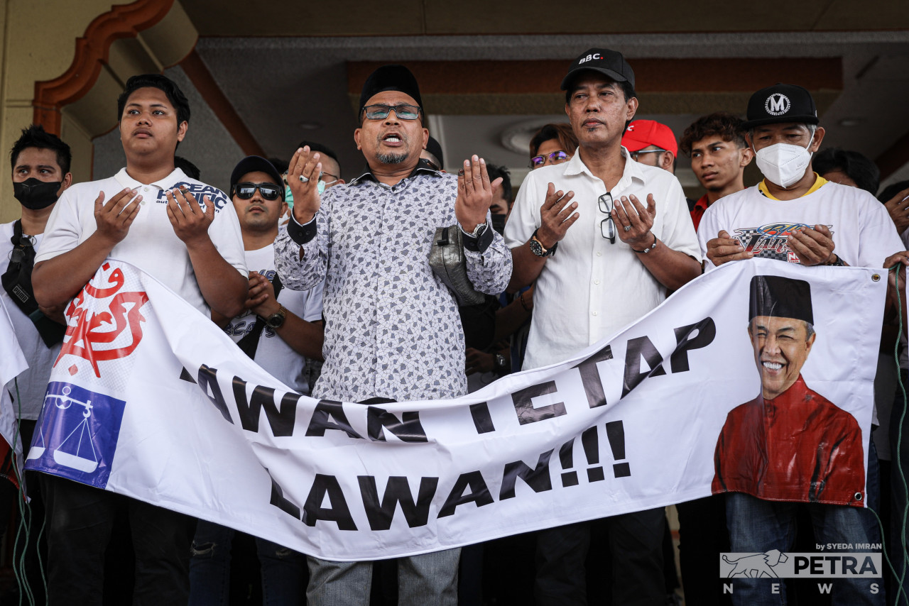 Ramalan (kanan) bersama penyokong Zahid di Menara Dato Onn.