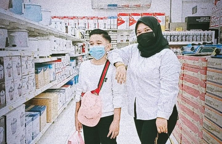 Julisa berkata, dia telah menjelaskan perkara itu kepada anak lelakinya bahawa mereka sekeluarga perlu berhemah dalam menghabiskan musim cuti sekolah kali ini. - Gambar ihsan Julisa Salman