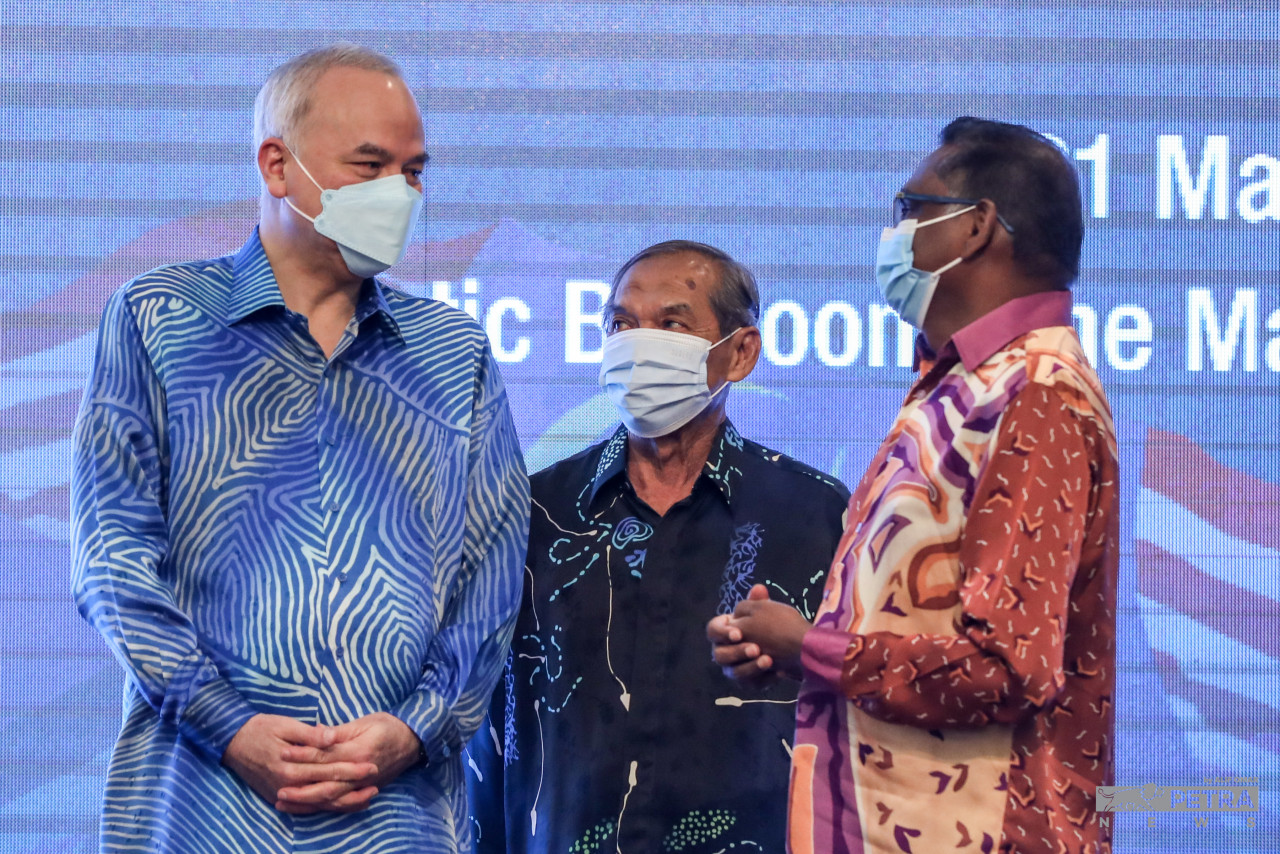 Sultan Perak yang juga Canselor Universiti Malaya (UM), Sultan Nazrin Shah berbual dengan Ab Rashid dan G. Manimaran pada pelancaran buku bertajuk ‘Pilihan Raya Demokrasi di Malaysia’. - Gambar Alif Omar