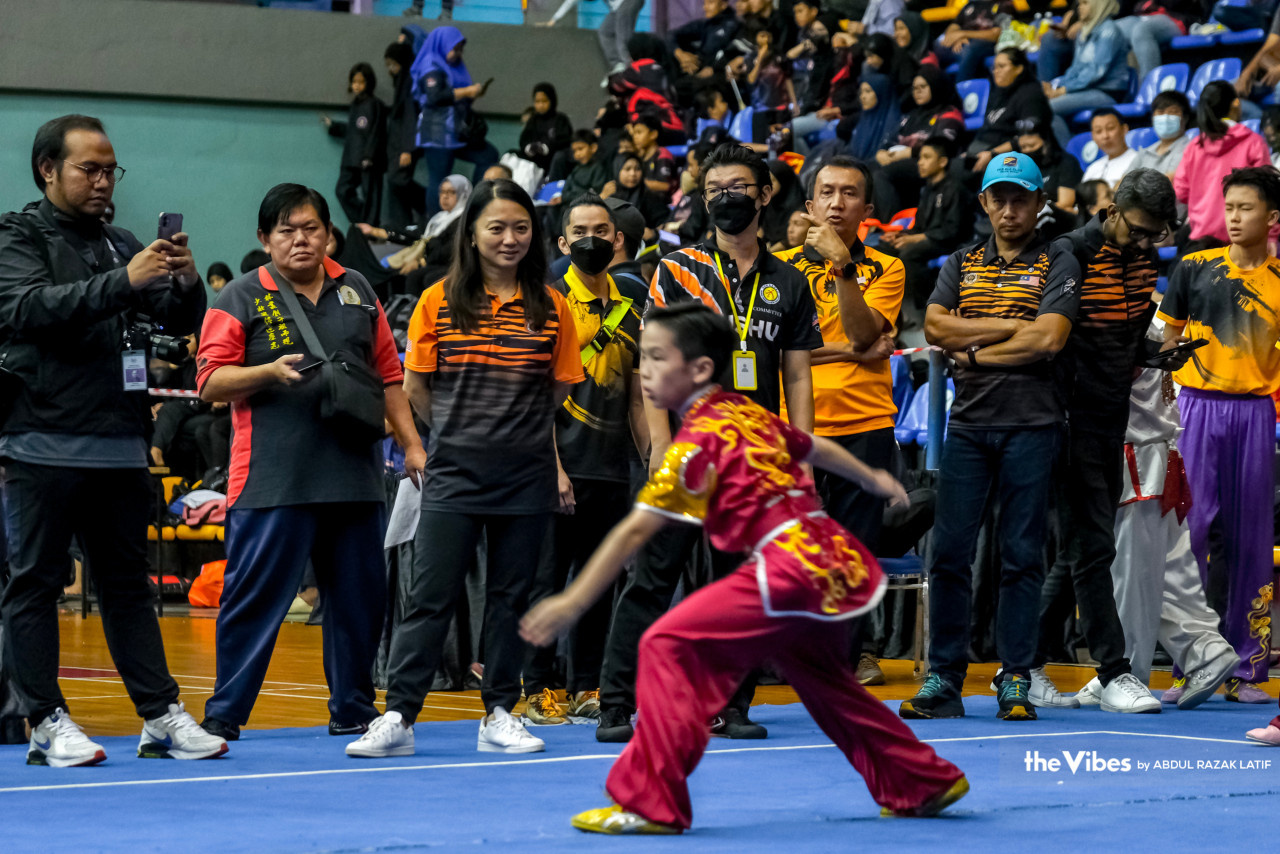 Hannah Yeoh menyaksikan aksi wushu selepas merasmikan Kejohanan Seni Mempertahankan Diri Kebangsaan 2023 di Stadium Titiwangsa, di sini hari ini.