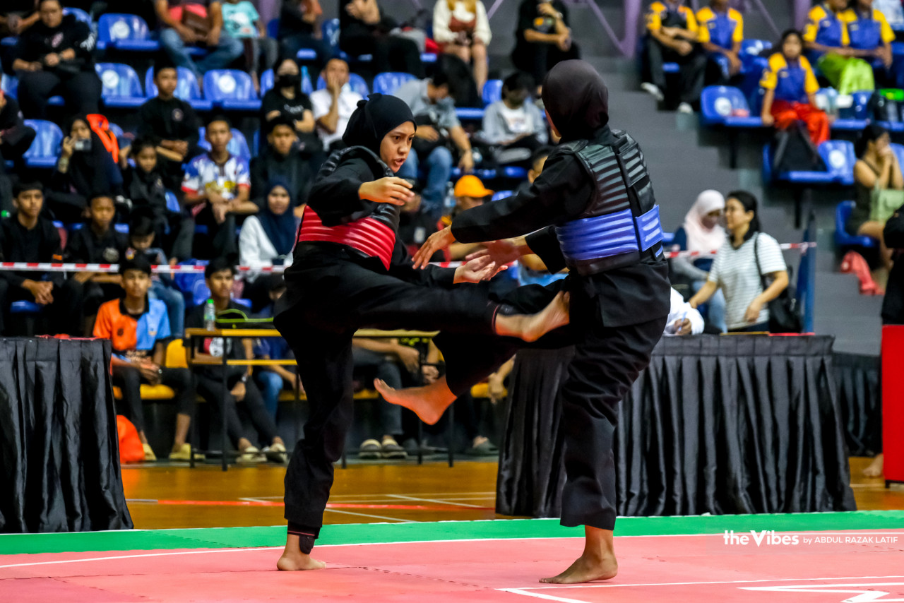Antara aksi silat pada Kejohanan Seni Mempertahankan Diri Kebangsaan 2023 di Stadium Titiwangsa, di sini hari ini.