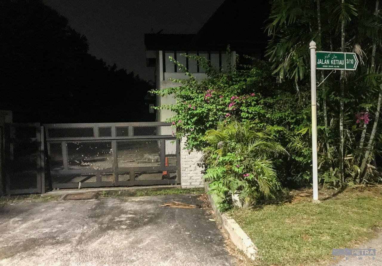Rumah banglo milik Zalina nampak begitu sepi - Gambar oleh Izwan Ramlan
