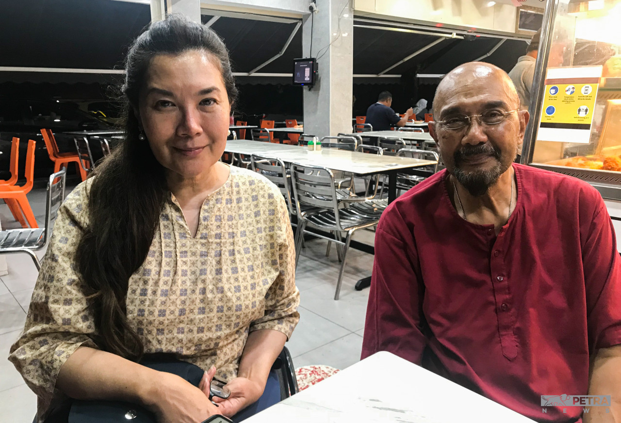 Ras Adiba Radzi bersama suaminya Mohamed Azam Ali - Gambar oleh Izwan Ramlan