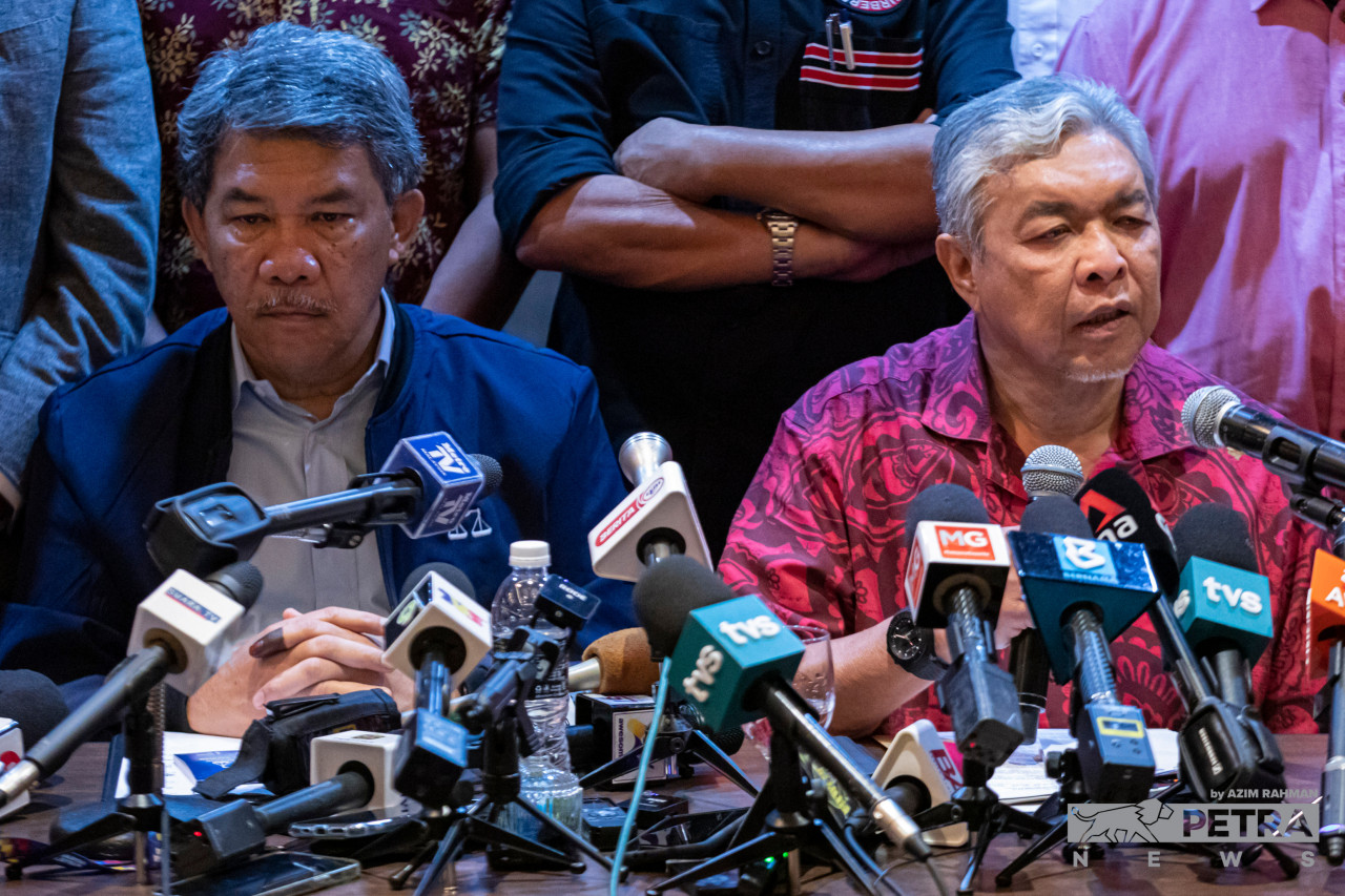 Ahmad Zahid dan Mohamad Hassan pada sidang media.