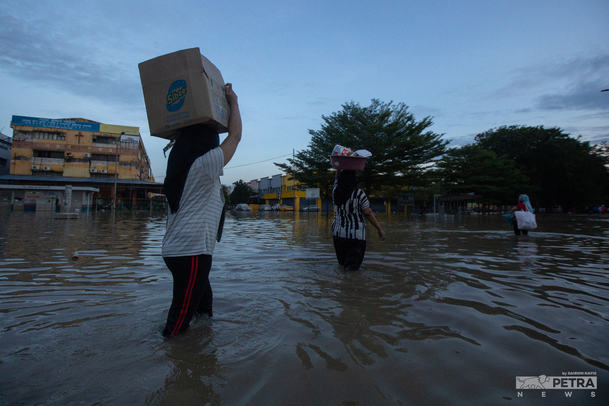 Beberapa penduduk masih dalam proses perpindahan ke Pusat Pemindahan Sementara (PPS) di Taman Sri Muda, Seksyen 25, Shah Alam.