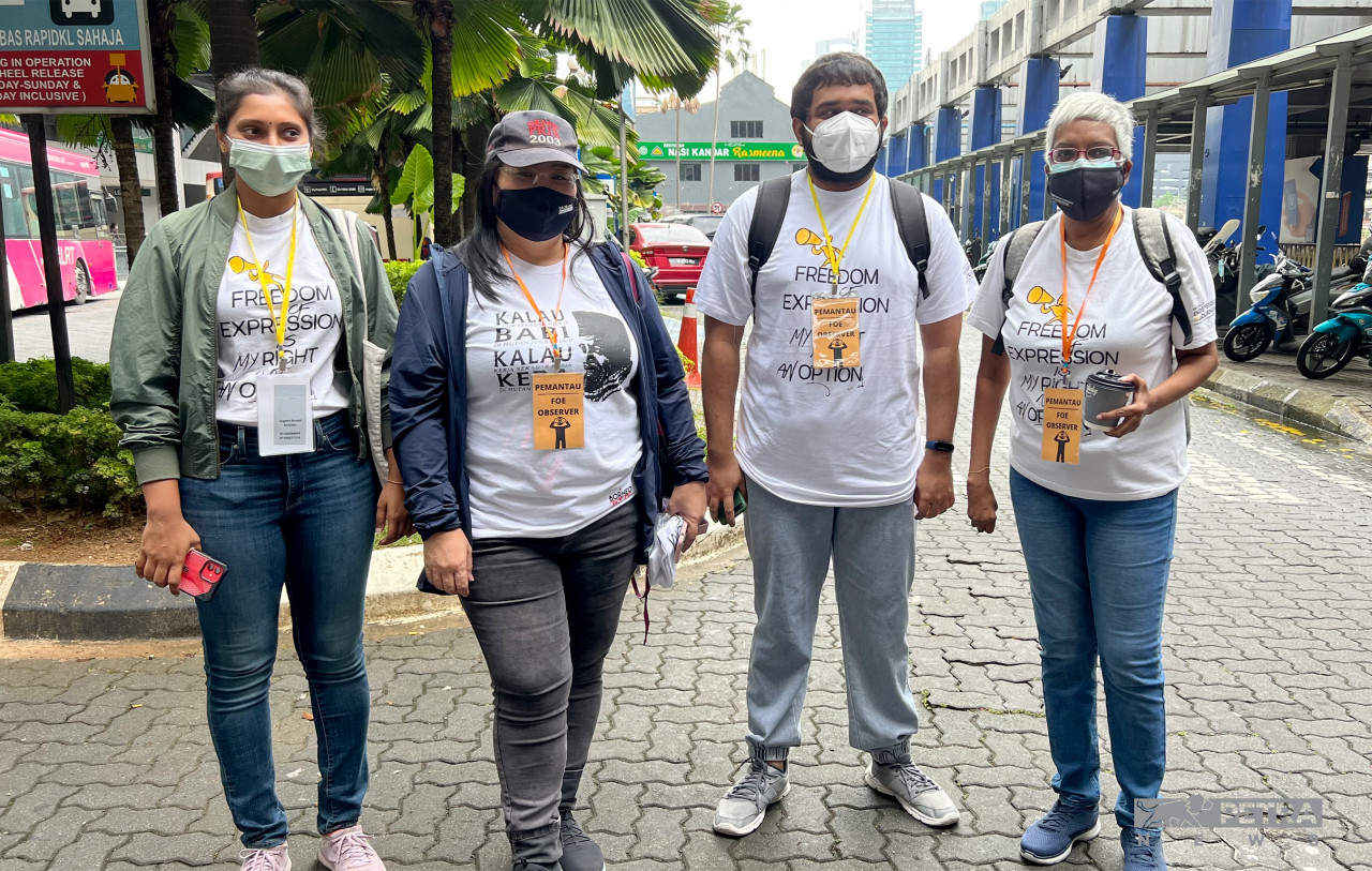 Pemerhati dari Majlis Peguam dan Centre for Independent Journalism di Stesen LRT Bangsar.