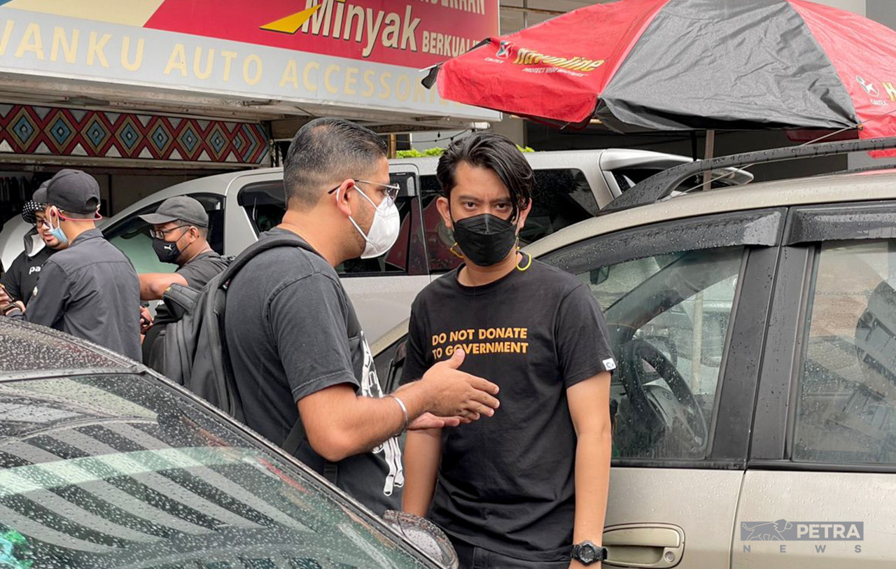 Aktivis sosial, Adam Adli, turut kelihatan di belakang LRT Bangsar.