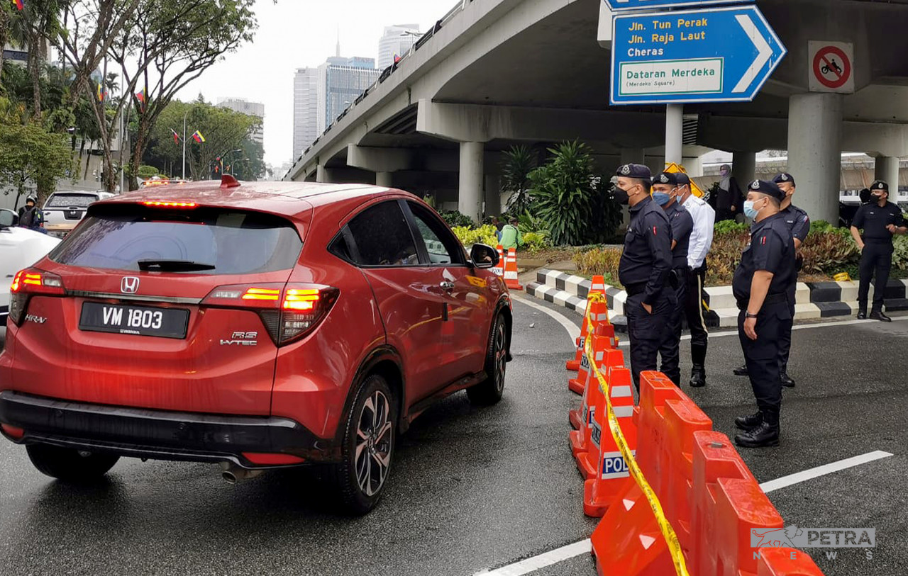 Sekatan polis diadakan di beberapa jalan masuk menuju ibu kota. 