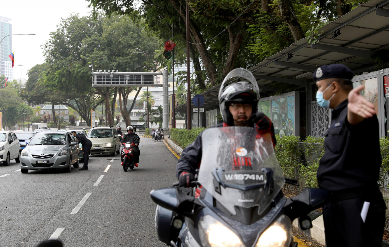 Polis mengadakan pemeriksaan di Jalan Kinabalu, pagi ini. 