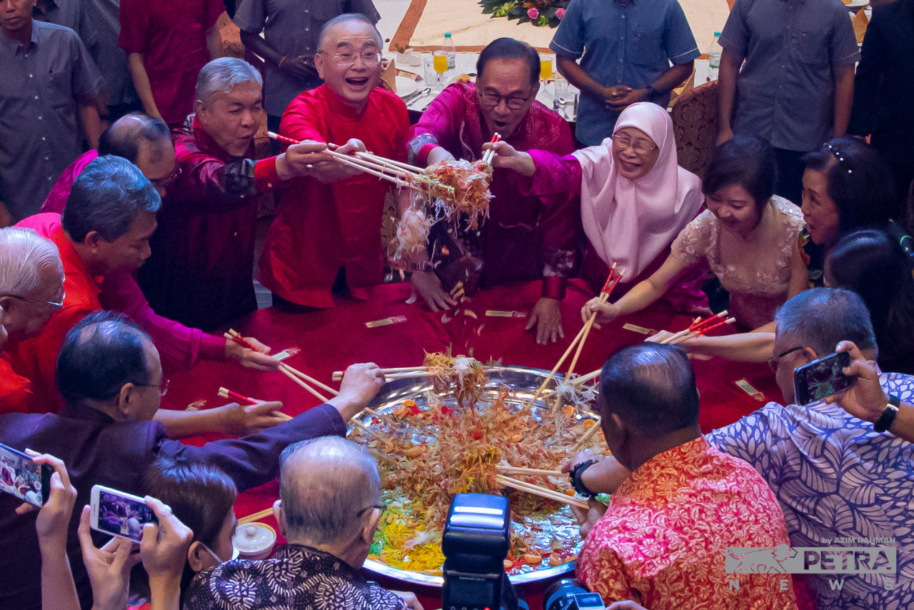 Anwar bersama Dr Wan Azizah, Ahmad Zahid dan Wee Ka Siong menggaul Yee Sang, iaitu Yee Sang yang merupakan antara hidangan tradisi dan popular Tahun Baharu Cina.