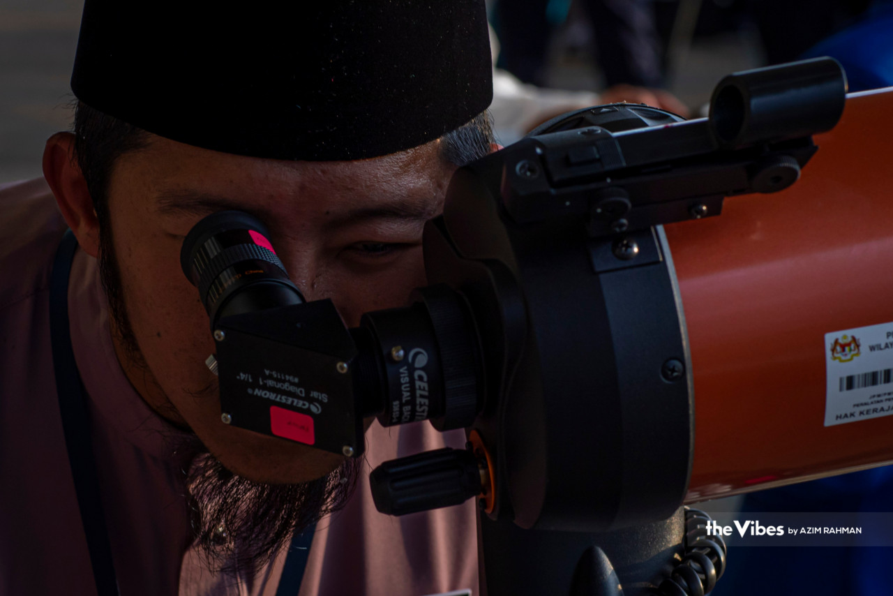 Petugas Jabatan Ukur dan Pemetaan dilihat tekun membuat bacaan waktu Cerapan Rasmi Hilal Ramadan. - Gambar oleh Azim Rahman