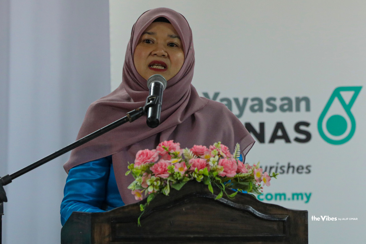 Fadhlina Sidek 