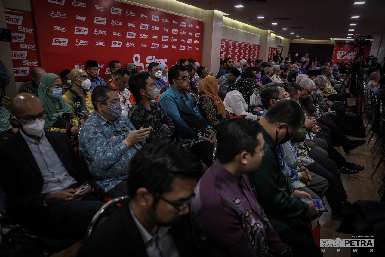 Sebahagian tetamu yang hadir pada majlis pelancaran Buku ‘Korupsi dan Kemunafikan Dalam Politik Melayu’ di Shah Alam, Selangor, hari ini.
