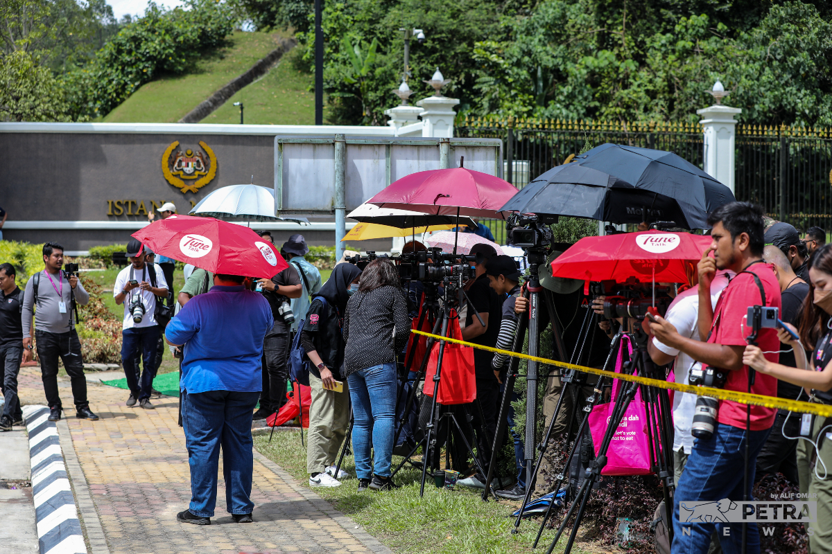 Petugas media menunggu di depan pintu Istana Negara bagi mendapatkan perkembangan terkini mengenai pembentukan kerajaan baharu. - Gambar oleh Alif Omar